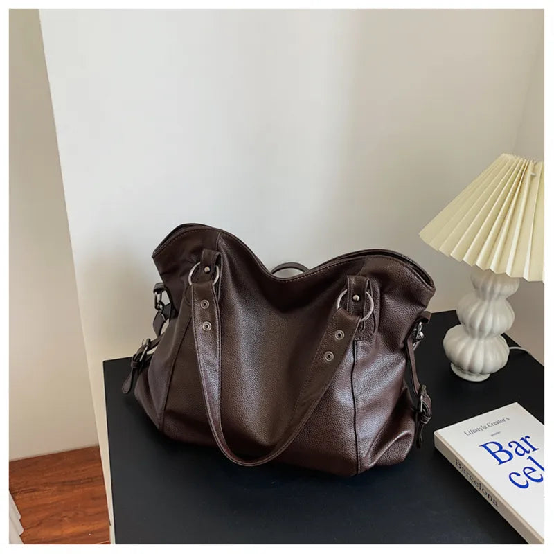 Cecilia: A roomy, fashionable tote bag