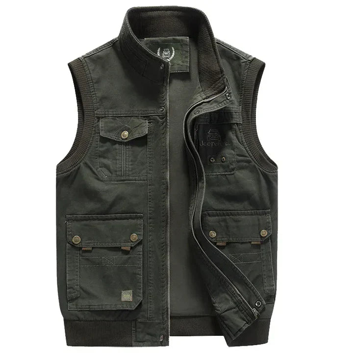 Men's versatile multi-pocket vest in a vintage style