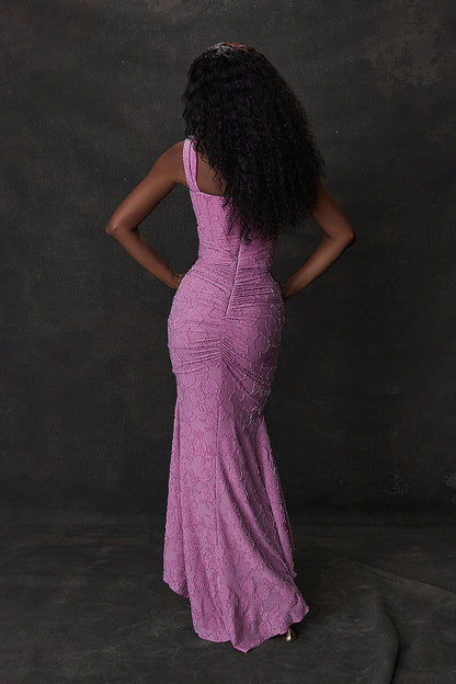 Feminine Lace Evening Dress – Elegant Women’s Gown for Formal Occasions