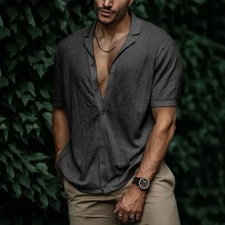 Summer comfort and stylish cut in a men's linen shirt