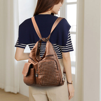 Vintpack - Studded leather backpack - Ideal for school and travel - Travel detail - Compact