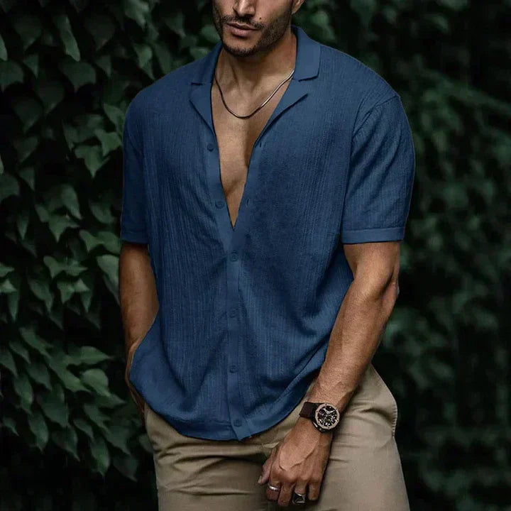 Summer comfort and stylish cut in a men's linen shirt