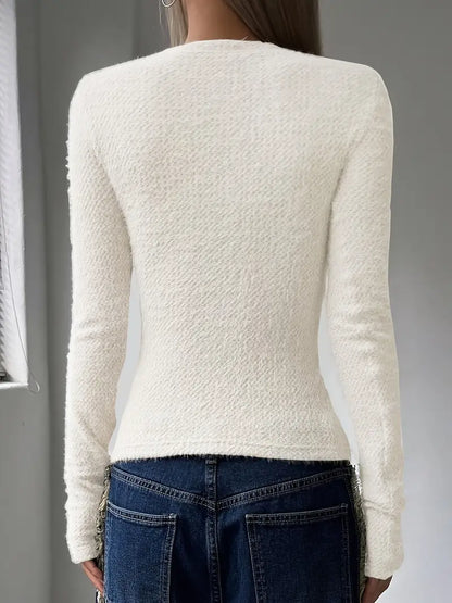 Round-neck knitted sweater with a minimalist design for women