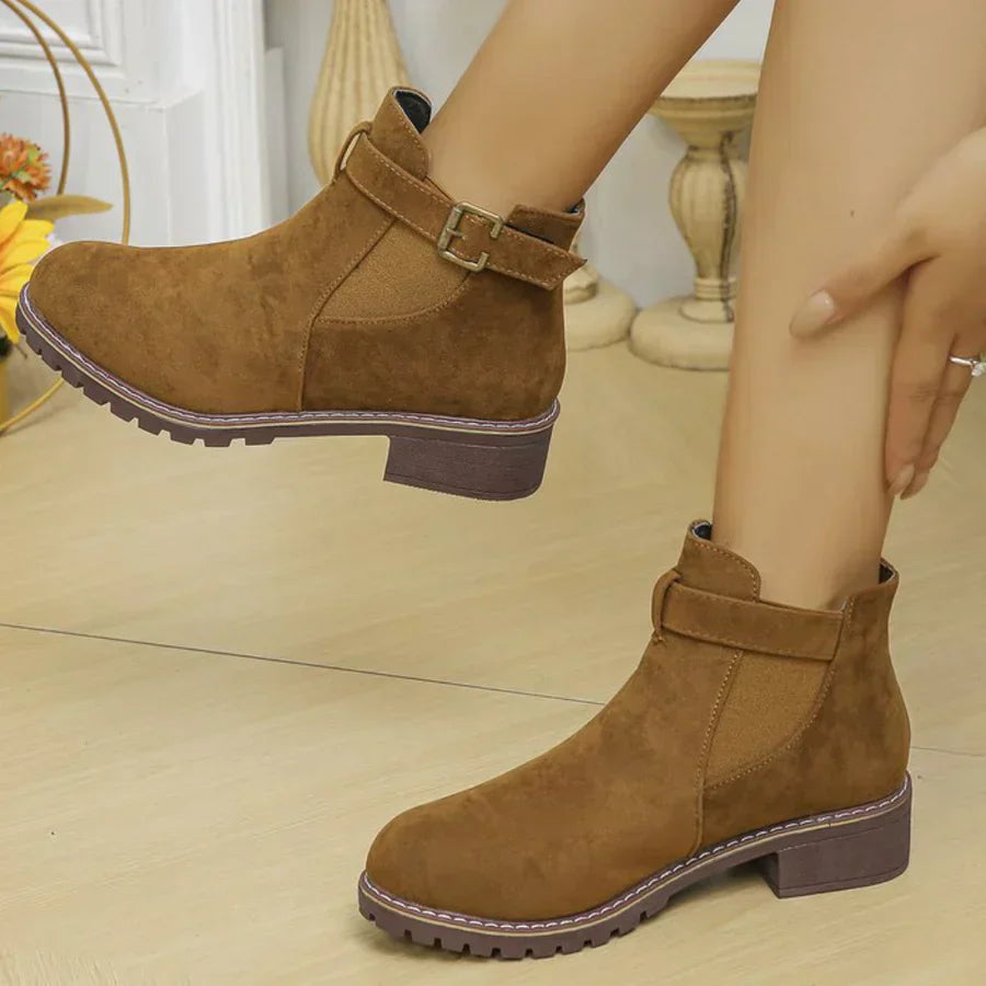 Stylish Vanya ankle boots for women: a perfect look.