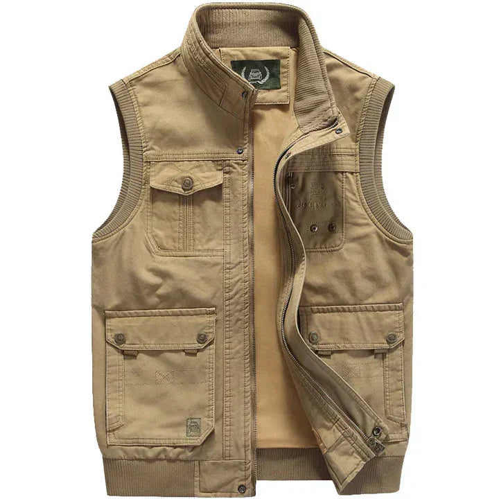 Men's versatile multi-pocket vest in a vintage style