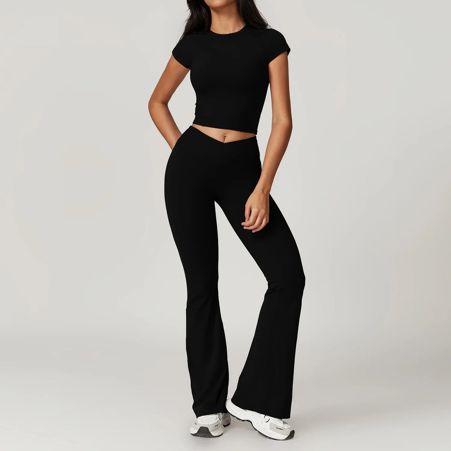 Comfortable 2-Piece Yoga Outfit – Sports Bra & Tight Pants