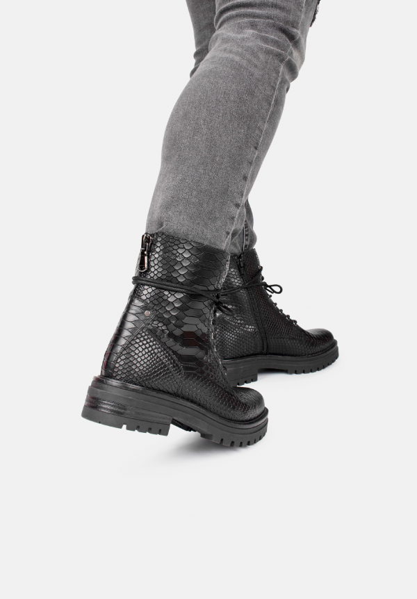 Stylish Women's Lace-Up Boots with Python Pattern – Comfortable and Versatile Footwear