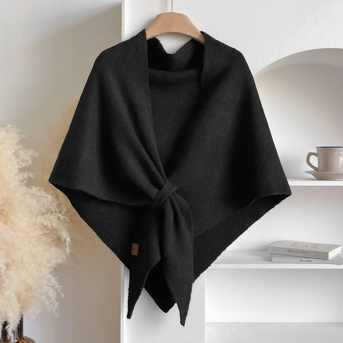 Fashionable triangular scarf for women made of a wool blend for autumn and winter