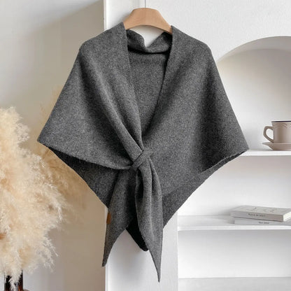 Fashionable triangular scarf for women made of a wool blend for autumn and winter