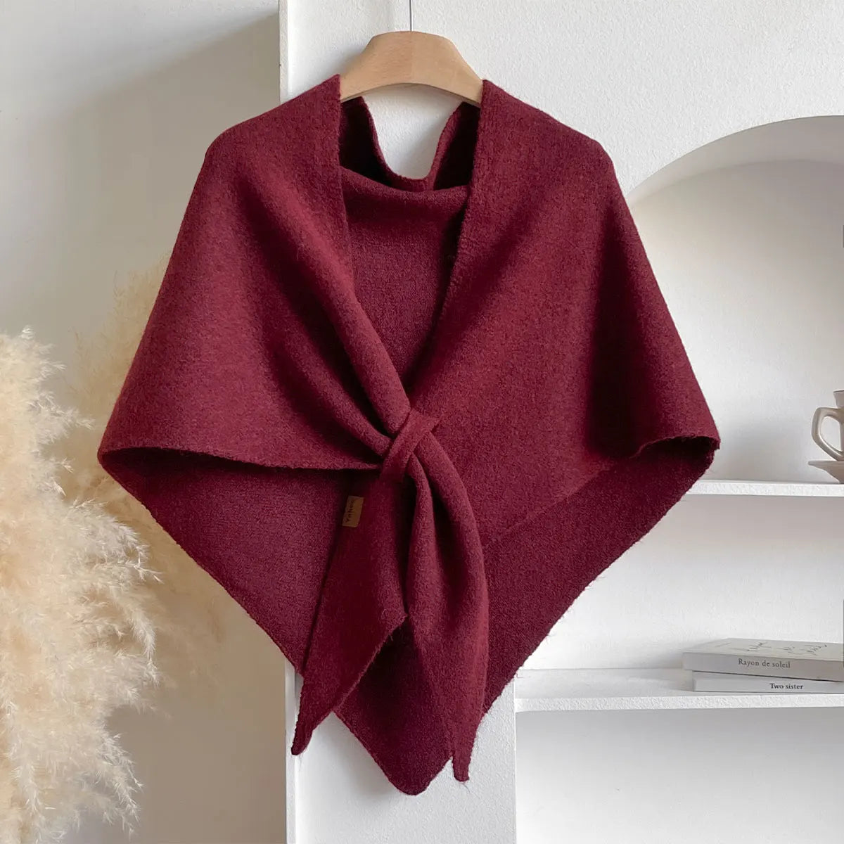 Fashionable triangular scarf for women made of a wool blend for autumn and winter