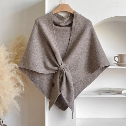 Fashionable triangular scarf for women made of a wool blend for autumn and winter