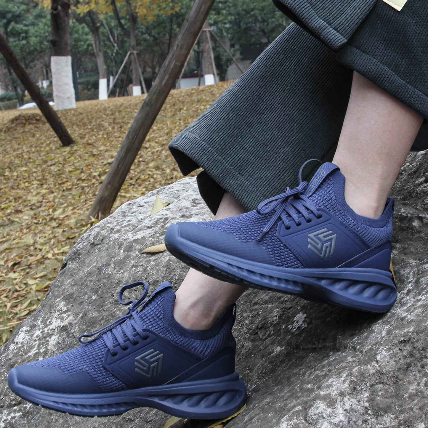 Men’s Lightweight Knit Running Shoe with Cushioned Sole