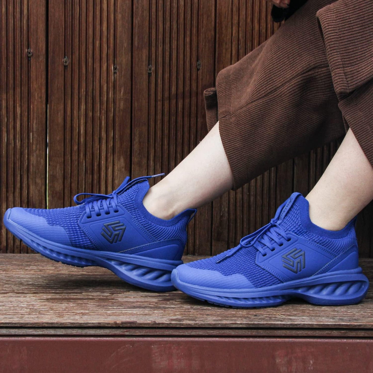 Men’s Lightweight Knit Running Shoe with Cushioned Sole