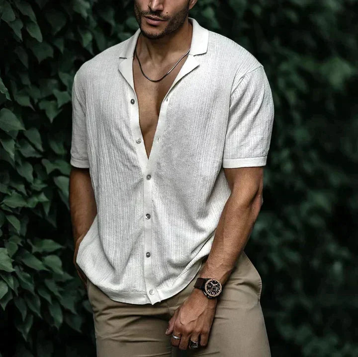 Summer comfort and stylish cut in a men's linen shirt