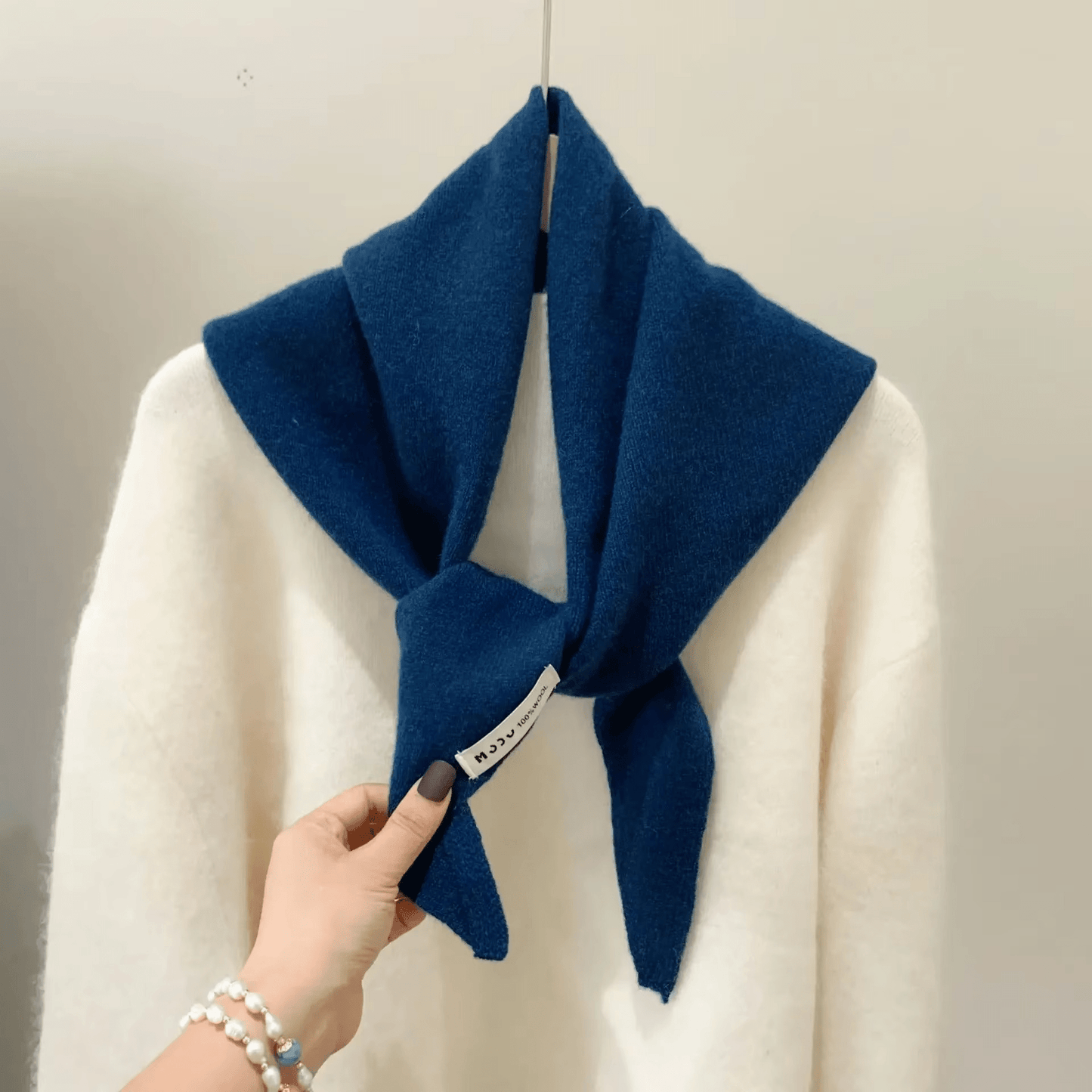 CosyWrap – Niche Wool Triangular Knitted Scarf for Women as a Headscarf or Warm Wrap