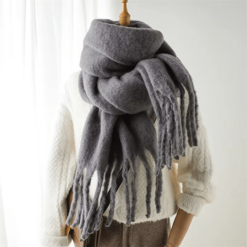 CosyCharm – Soft cashmere scarf with tassels for warm winter days