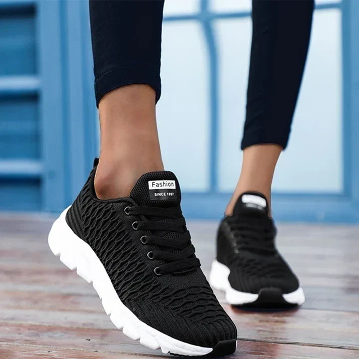 Knit Sneakers: Dynamicrun's Flexible and Breathable Design