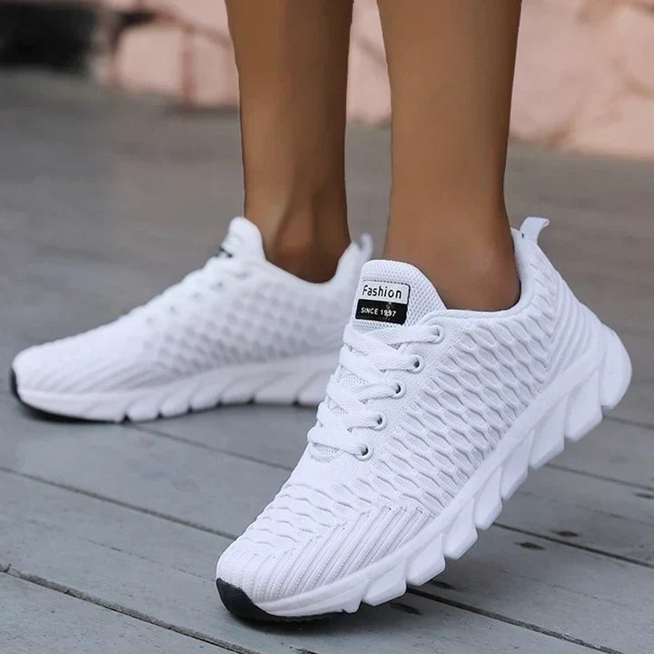 Knit Sneakers: Dynamicrun's Flexible and Breathable Design